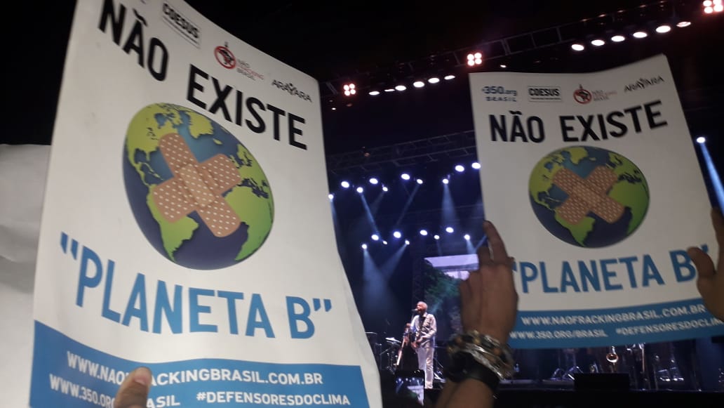 Em Salvador, jovens erguem cartazes durante show de Gilberto Gil