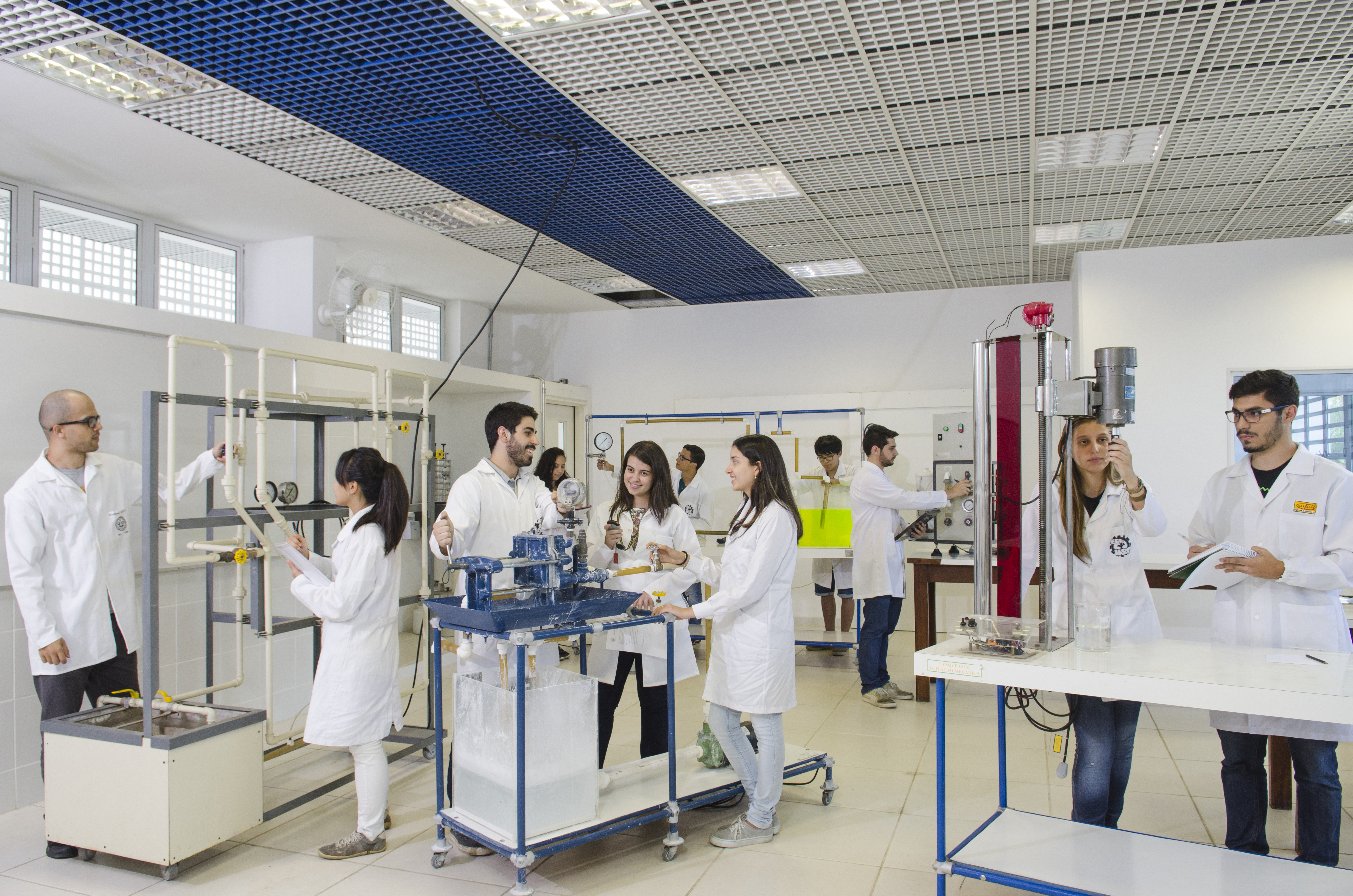 Com a mão na massa: laboratório de Engenharia Química da Universidade São Paulo. Foto: EEL-USP/Divulgação