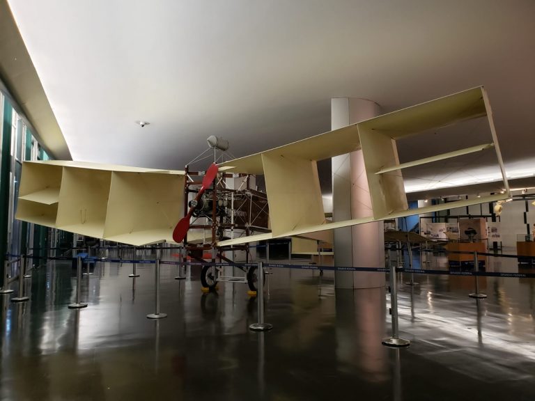 Réplica do 14bis em exposição no Congresso Nacional