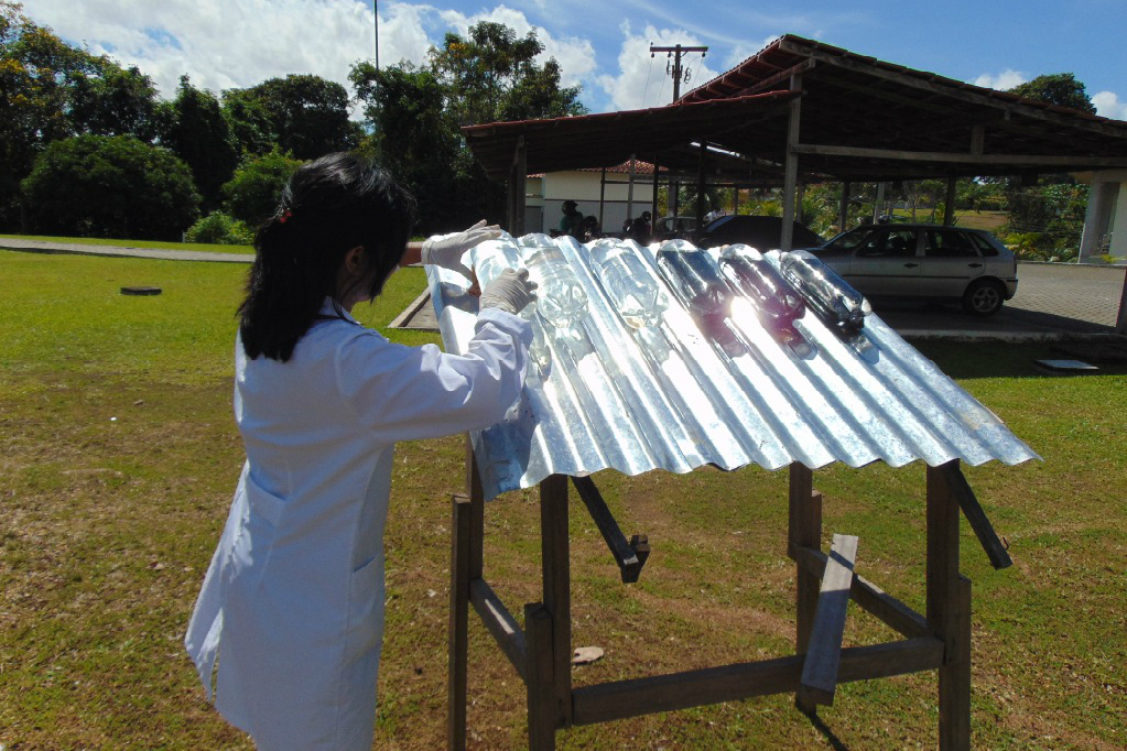 Água armazenada em garrafa PET foi exposta ao sol para eliminação de microorganismos. Foto: Instituto Mamirauá