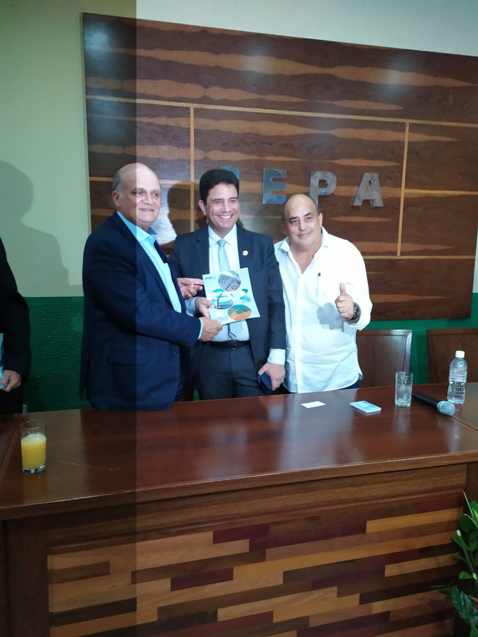 Governador do Acre recebe de Murilo Pinheiro e Sebastião Fonseca exemplar do Cresce Brasil. Foto: Rita Casaso/Comunicação FNE