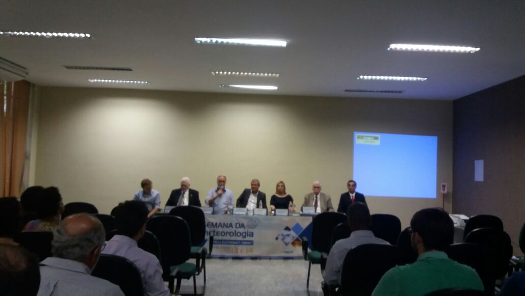 Da esquerda para a direita: Caio Atila Sena – presidente do Centro Acadêmico; Luiz Oswaldo Aranha – representante de Furnas Centrais Elétricas; Professor Luiz Francisco Maia – chefe do Departamento de Meteorologia; Rômulo da Silveira Paz – Presidente da Sociedade Brasileira de Meteorologia; Elizabeth Faria Souza – Presidente da Associação Brasileira de Conscientização para os Perigos da Eletricidade (Abracopel); Carlos Monte – Representante da FNE; e Ricardo Nascimento – diretor da ABEE.