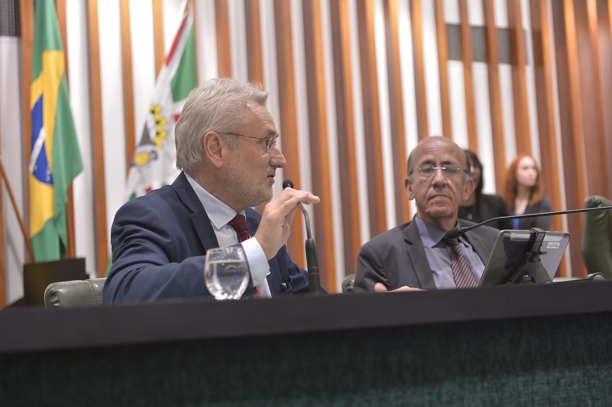 Diretor Luiz Schreiner durante sua fala no lançamento da Frente Parlamentar. Ao lado dele, o deputado Rubens Otoni / Foto: Sérgio Rocha