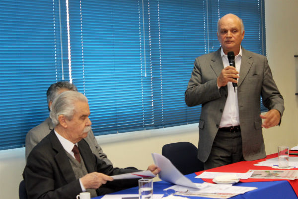 Em reunião do Conselho Tecnológico do SEESP que recebeu o secretário de Estado de Energia e Mineração, João Carlos de Souza Meirelles, presidente Murilo Pinheiro falou sobre documento da engenharia encaminhado ao presidente interino Michel Temer. Foto: Beatriz Arruda/Seesp