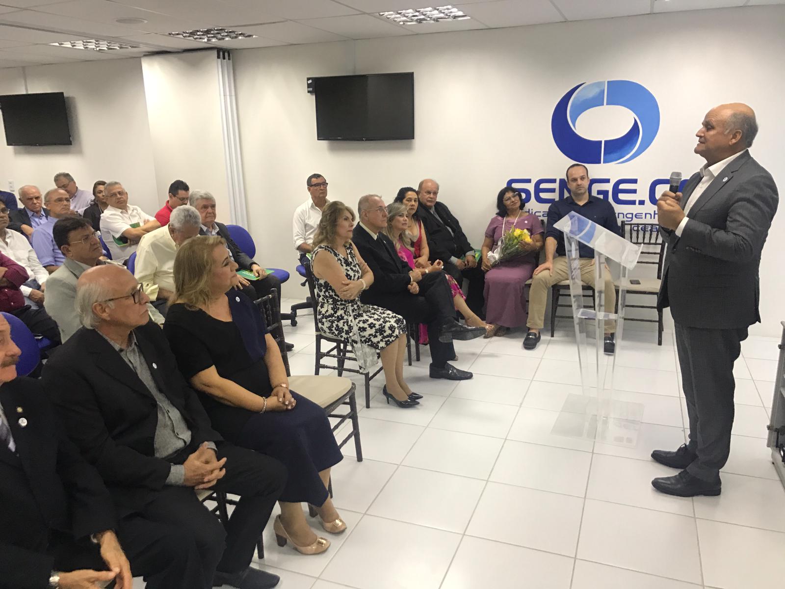 Murilo discursa na posse da direito do Senge-CE. Foto: Paula Bortolini