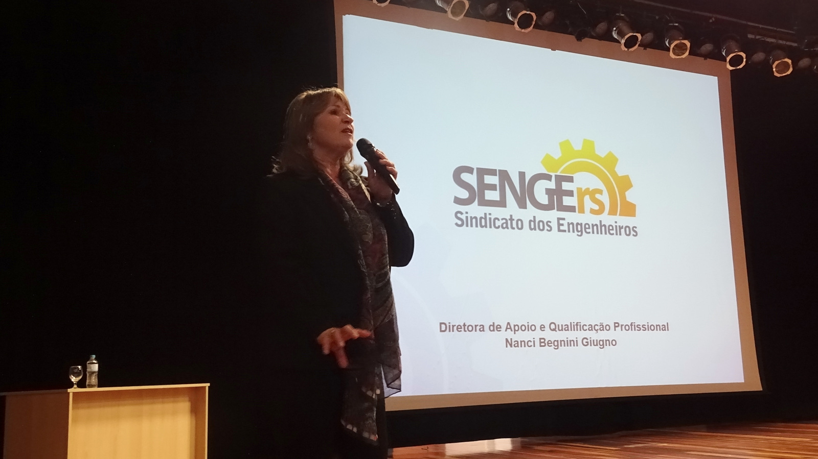 Diretora Nanci Guigno palestrou para mais de 130 alunos das Engenharias da FURG. Foto: Alberto Jacobsen.