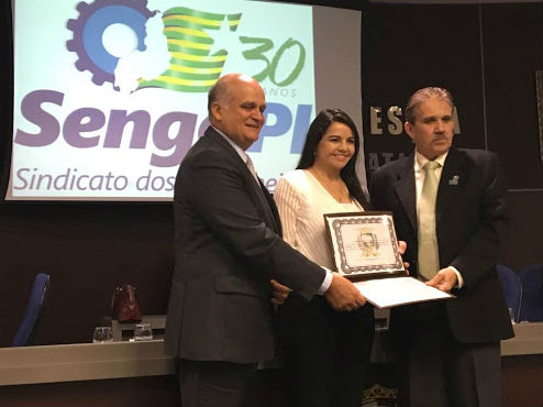 Vereadora Teresa Britto ao prestar homenagem aos 30 anos do Senge-PI, ladeada por Pinheiro (esquerda) e Florentino.