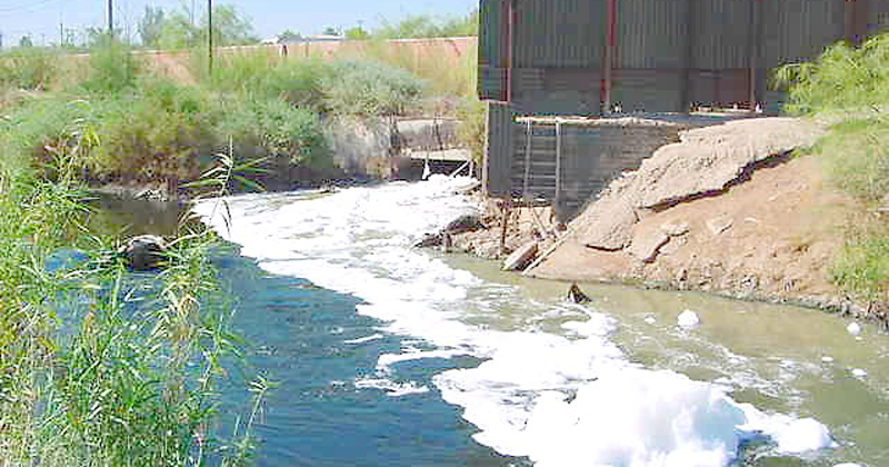 Descarga de um efluente industrial – Foto: CNRC / via Wikimedia Commons
