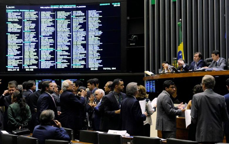 Aprovacao do PL que entrega pré-sal a companhias estrangeiras