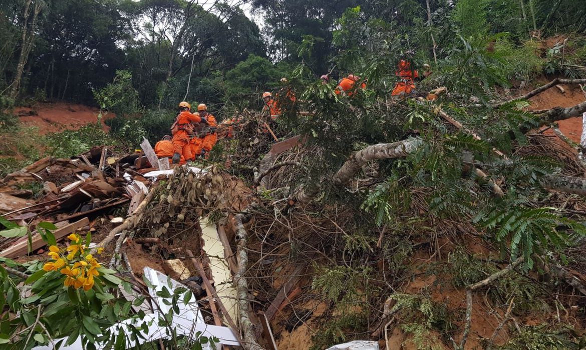 Bombeiros fazem busca em Petrópolis após tragédia - Secretaria de Estado de Defesa Civil do Rio de Janeiro