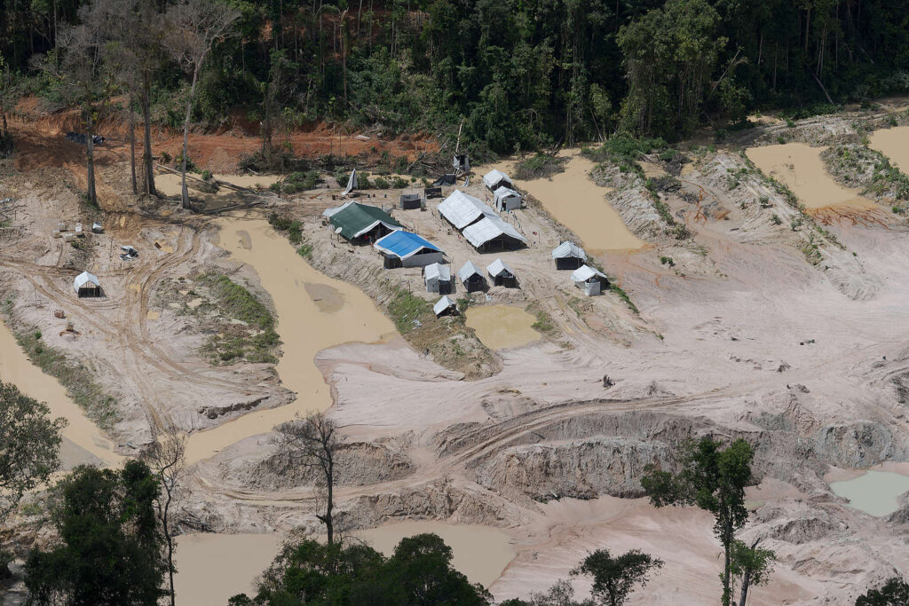 Garimpo na Terra Indígena Munduruku marcada pelo garimpo [Marcos Amend/ Greenpeace]</p>