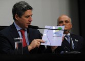 Deputado Teixeira (à esquerda) elogia documento Novos desafios, edição mais recente do projeto Cresce Brasil (Foto: Gabriela Korrosy/Câmara dos Deputados)