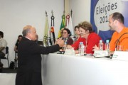 Dilma cumprimenta o presidente do SEESP, Murilo Pinheiro - Foto: Beatriz Arruda