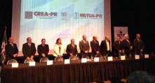 Presidente da FNE à mesa de cerimônia de posse do Crea-PR