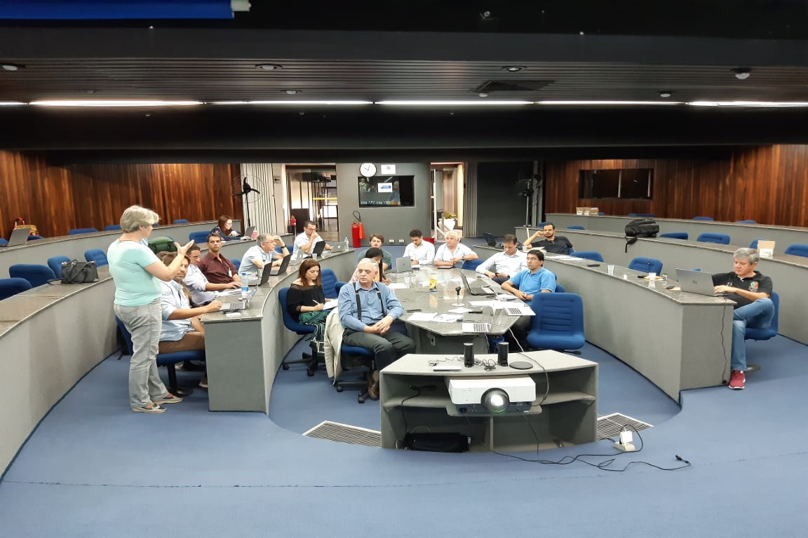 Especialistas em diversas áreas convocados  para enfrentar a crise. Foto: Cristiane Prizibisczki.
