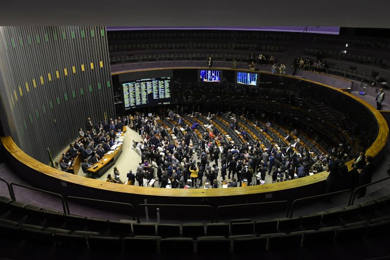 Propostas em análise determinam que recursos remanescentes sejam destinados a ações de combate ao coronavírus  Fonte: Agência Câmara de Notícias