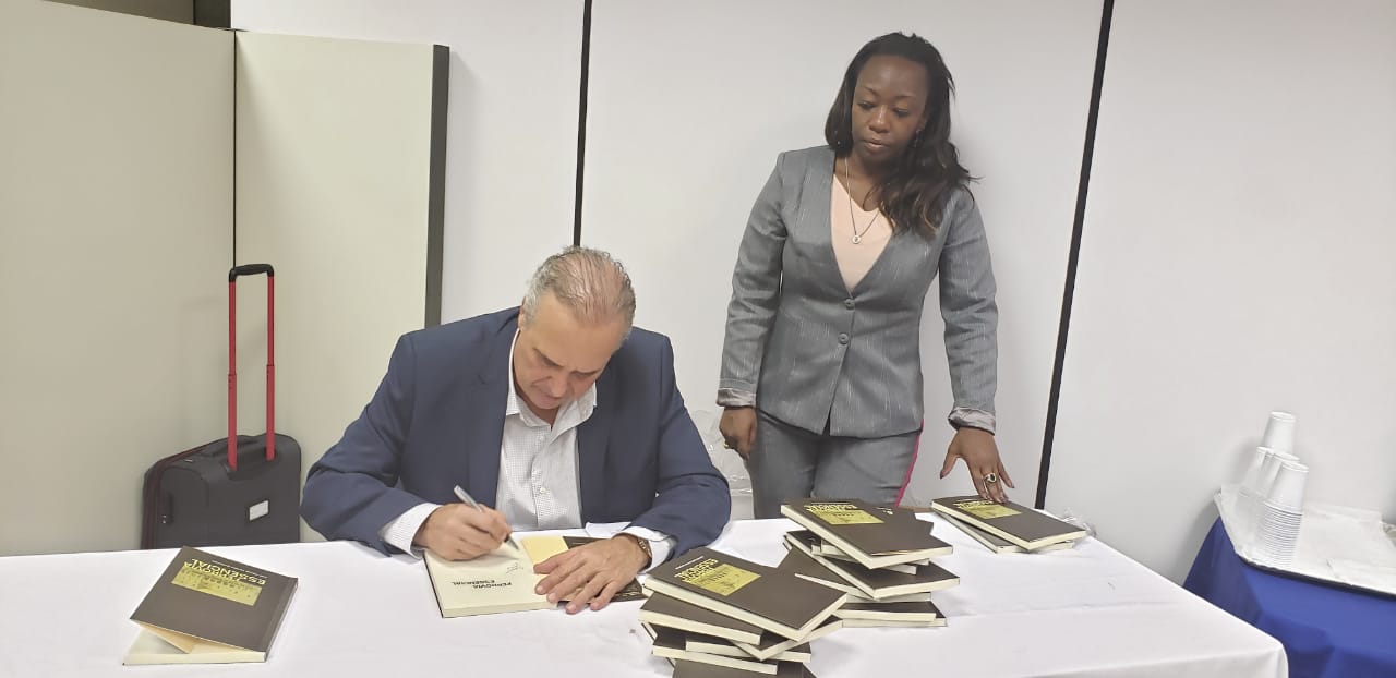 José Manoel autografa livro Ferrovia Essencial