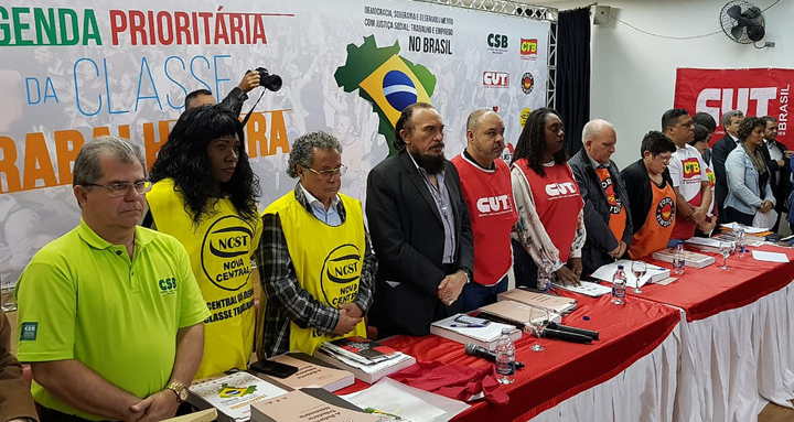 Dirigentes reunidos lançam manifesto das centrais