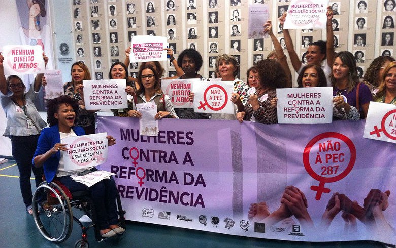 Mulheres protestam contra a  reforma em Brasília