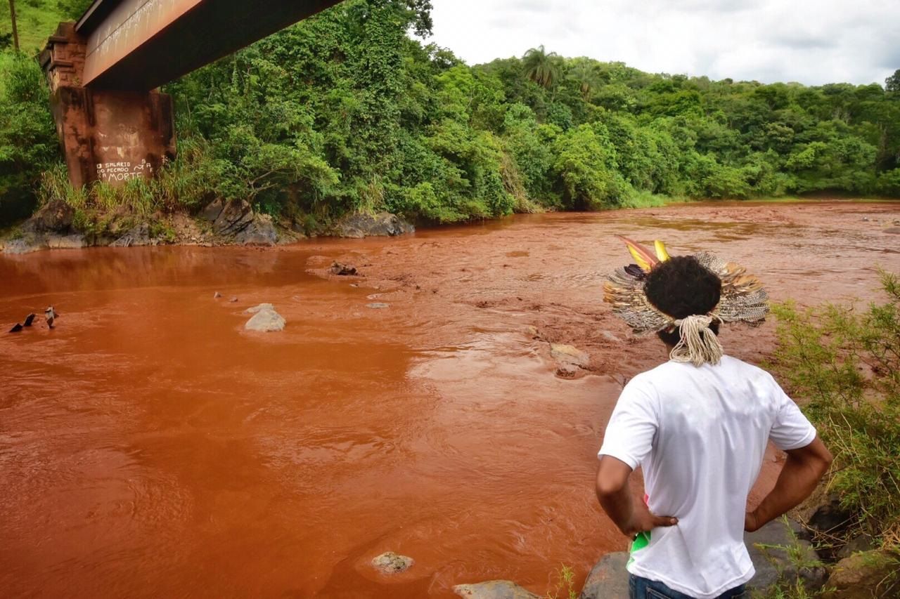 Índio observa o avanço da lama no rio Paraopeba. Foto:Lucas Hallel/Funai