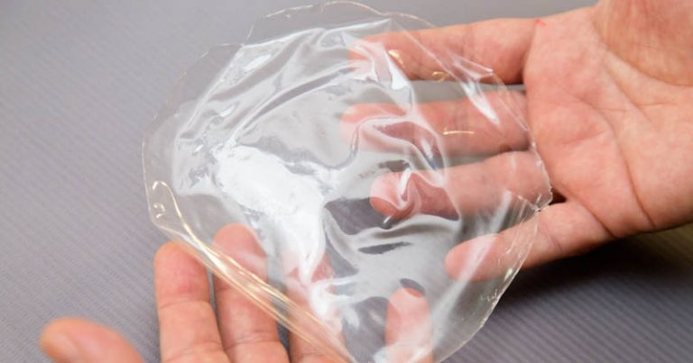  Amido de mandioca tratado com tecnologia de ozônio terá grande utilidade na fabricação de plásticos biodegradáveis, podendo ser utilizado em inúmeras aplicações, como a produção de embalagens – Foto: Gerhard Waller/ Esalq