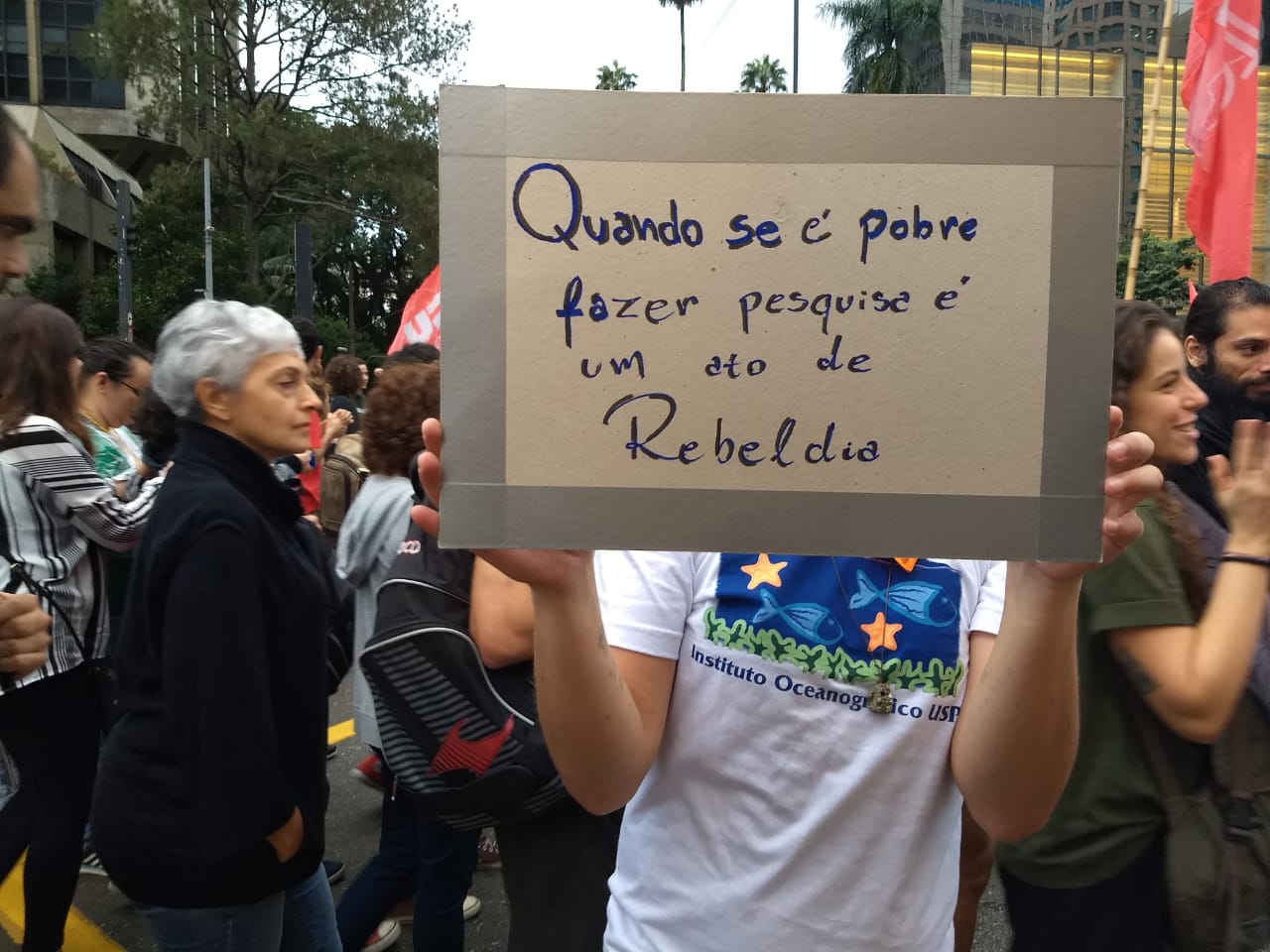 Cartaz nos protestos de 15 de Maio, em São Paulo, pela educação.